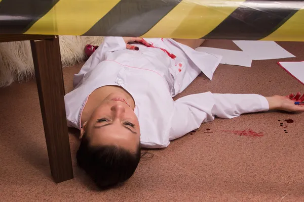 Simulação da cena do crime. Enfermeira deitada no chão — Fotografia de Stock