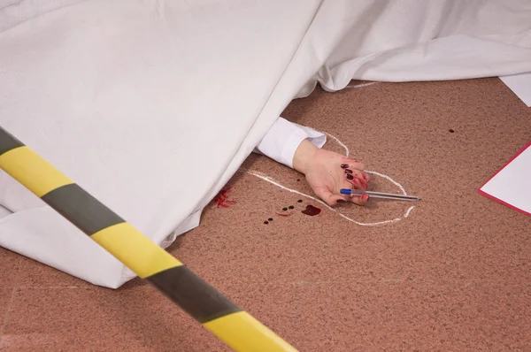 犯罪シーンのシミュレーション。床の上に横たわる被害者 — ストック写真