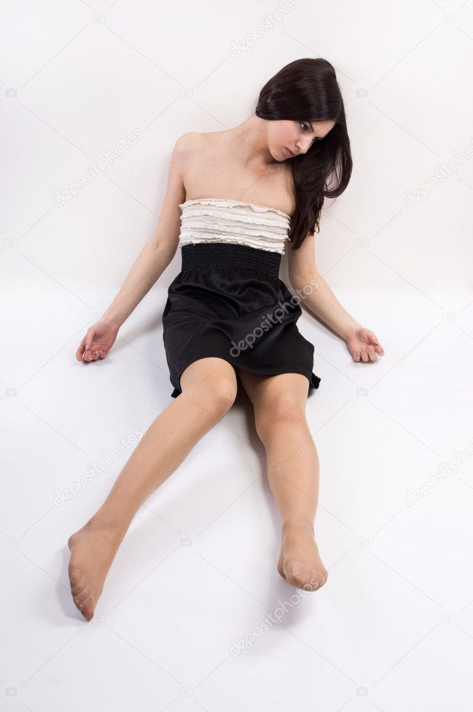 Llifeless brunette lying on the floor