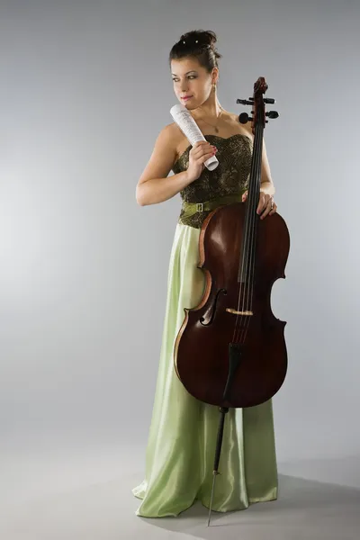 Hermosa mujer con violonchelo y puntuación — Foto de Stock
