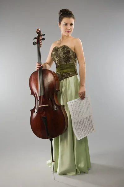 Belle femme avec violoncelle et partition — Photo