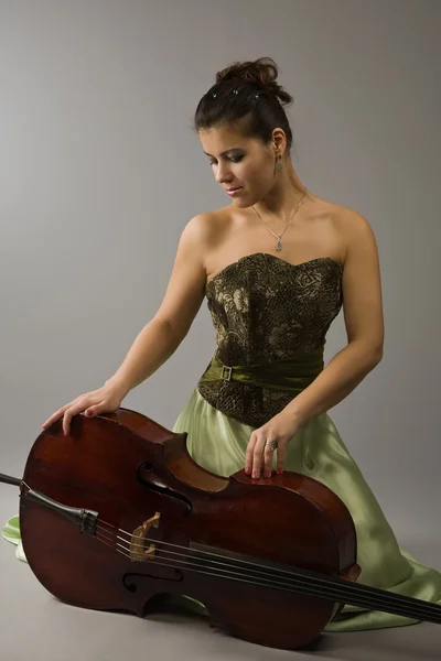 Όμορφη γυναίκα με βιολοντσέλο — Φωτογραφία Αρχείου