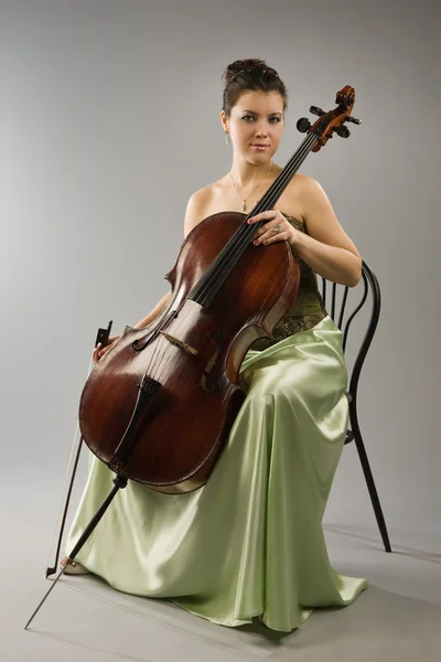 Atraktivní žena s violoncello — Stock fotografie