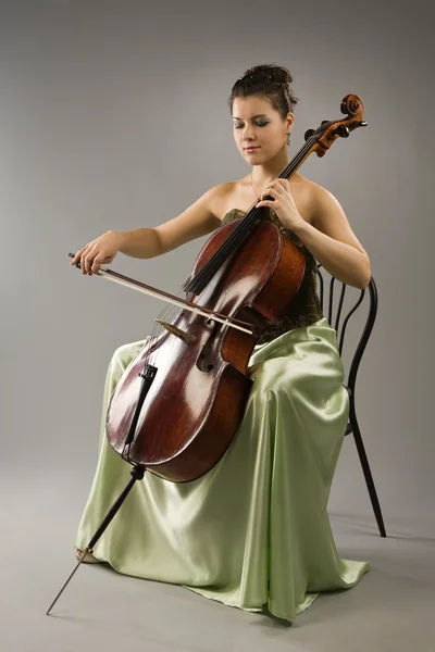 Žena hraje violoncello — Stock fotografie
