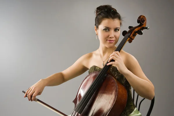 Frau spielt Cello — Stockfoto