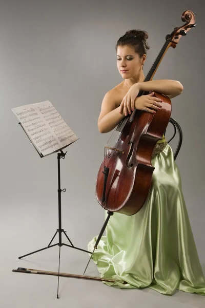 有吸引力的女人与大提琴 — 图库照片