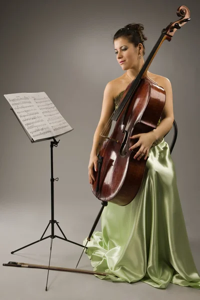 有吸引力的女人与大提琴 — 图库照片