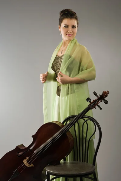 Ελκυστική γυναίκα με βιολοντσέλο — Φωτογραφία Αρχείου