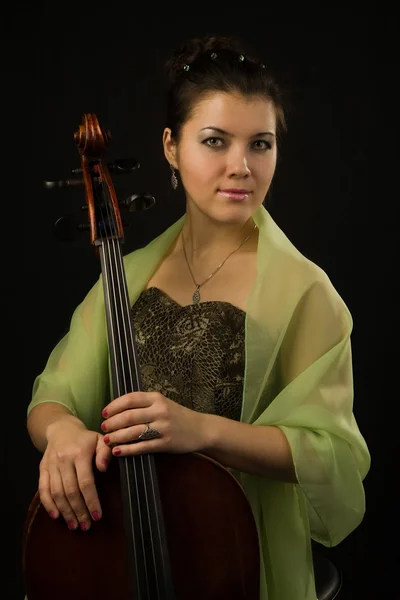 Attraktive Frau im Abendkleid mit Cello — Stockfoto