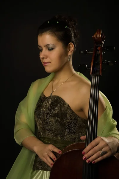 Atraktivní žena ve večerních šatech s violoncello — Stock fotografie