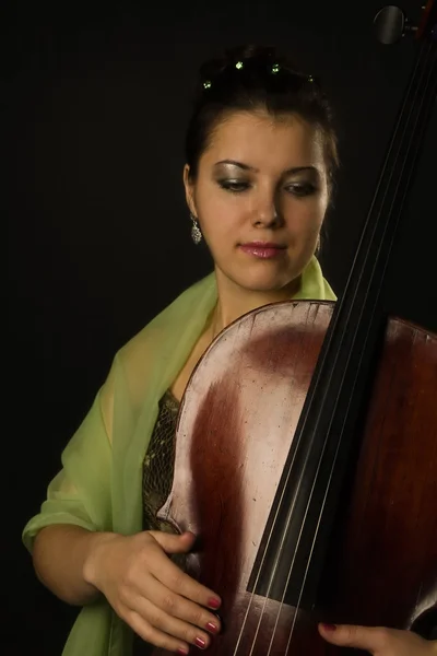 Belle femme avec violoncelle — Photo