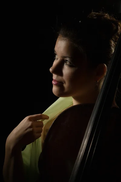 Belle femme avec violoncelle — Photo