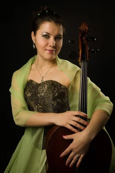 Atraktivní žena ve večerních šatech s violoncello — Stock fotografie