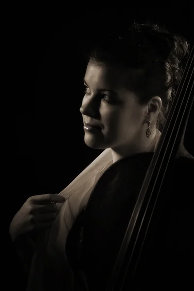 Belle femme en robe de soirée avec violoncelle — Photo