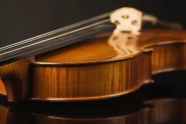 Velho violino sobre preto — Fotografia de Stock