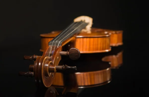Viejo violín sobre negro — Foto de Stock