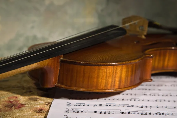 Close-up picture of the old violin witn score — Stock Photo, Image