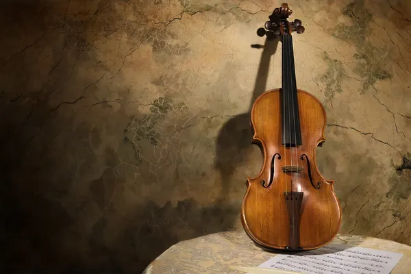 Gamla italienska violin på en vägg bakrund — Stockfoto