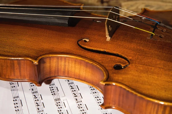 Close-up foto van de oude viool witn score — Stockfoto