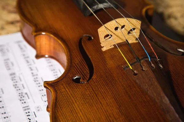 Imagen de cerca de la vieja partitura de violín witn — Foto de Stock