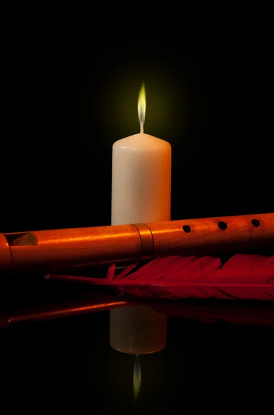 静物长笛和燃烧的蜡烛 — 图库照片