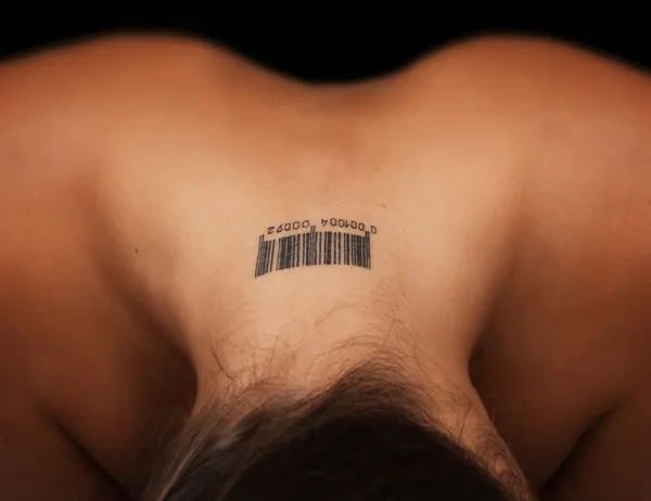 Tatuering på en kvinnlig hals — Stockfoto