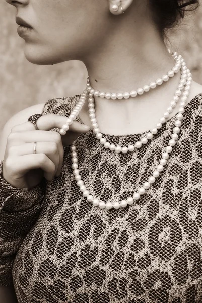 Vacker flicka med en vita pärlor — Stockfoto