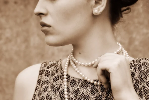 Belle fille avec une perles blanches — Photo