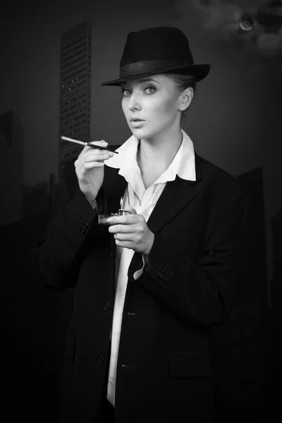有魅力的女人在夜晚城市街道上吸烟 — 图库照片
