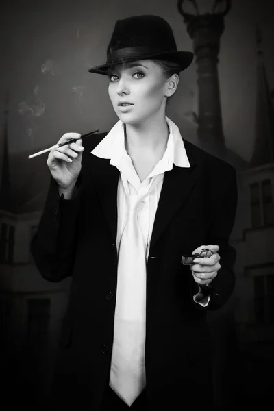 Attractive woman smoking on the night city street — Stock Photo, Image
