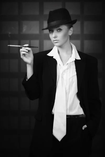 Atractiva mujer fumando en la calle nocturna de la ciudad —  Fotos de Stock