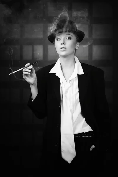 Donna attraente che fuma sulla strada della città di notte — Foto Stock