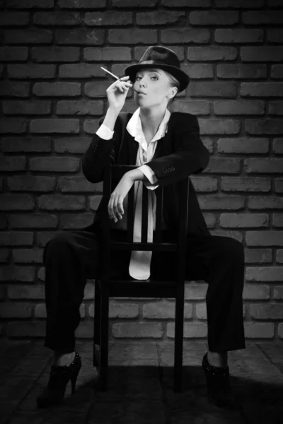 マウスピースで女性喫煙タバコのバー — ストック写真