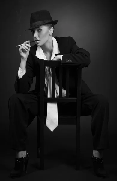 Erwachsene Frau raucht Zigarette in Bar — Stockfoto
