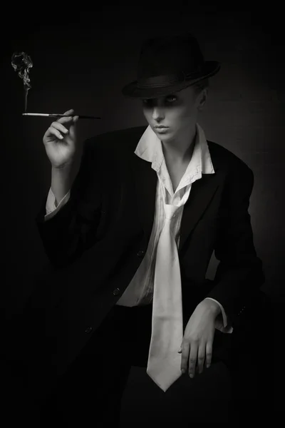 Женщина курит сигарету в мундштуке — стоковое фото