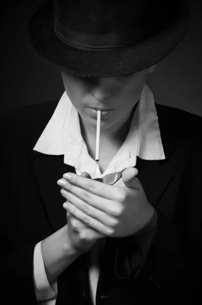 Взрослая женщина курит сигарету — стоковое фото