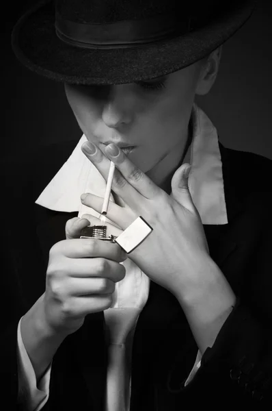 Взрослая женщина курит сигарету — стоковое фото