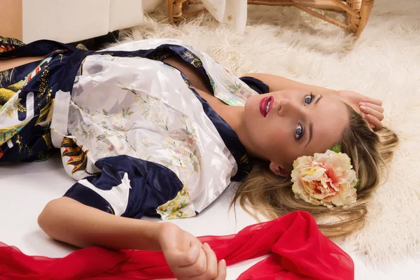 Sexuell hübsches Mädchen auf dem Boden liegend — Stockfoto