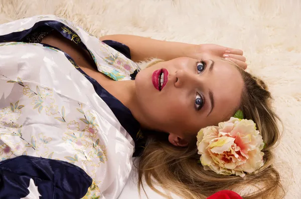 Красивая девушка лежит на полу — стоковое фото