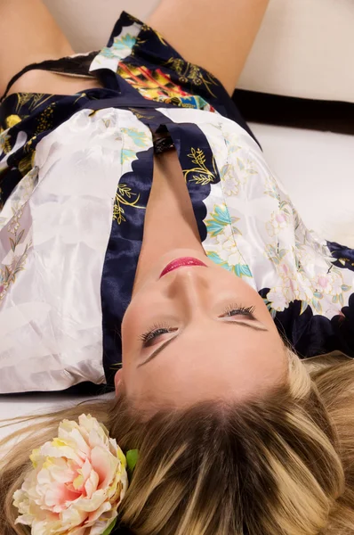 Сексуальна красива дівчина лежить на підлозі — стокове фото