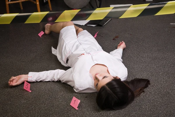 Verpleegkundige op de vloer liggen — Stockfoto