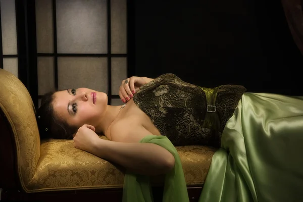 Elegante Dame in einem luxuriösen Boudoir — Stockfoto