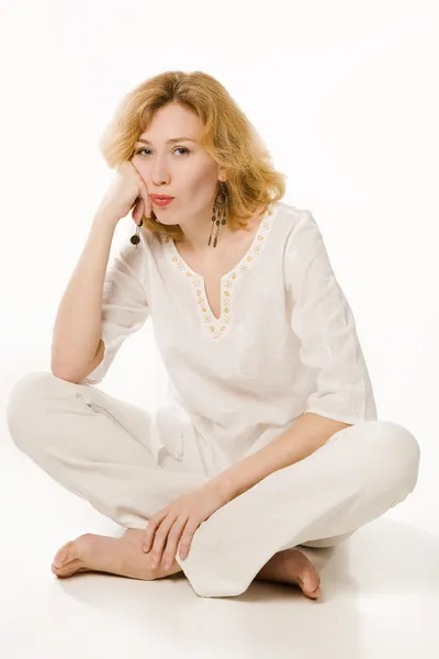 Decepcionada rubia descalza sobre blanco — Foto de Stock