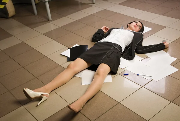 Levenloze zakenvrouw in een kantoor — Stockfoto