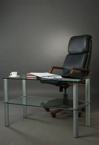 真皮扶手椅和在办公室的玻璃桌 — 图库照片