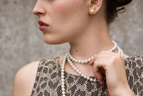 Belle fille avec une perles blanches — Photo