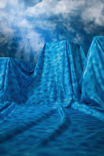 Абстрактная фигура на голубом фоне неба — стоковое фото