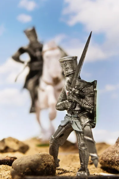 Средневековые рыцари - крестоносцы с мечом. Самодельные самодельные — стоковое фото