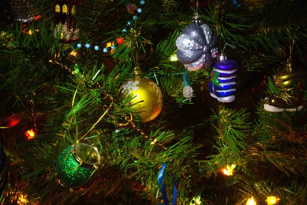 Kerstboom met ornamenten — Stockfoto