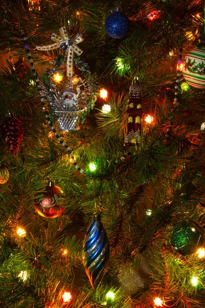 Рождественская елка с орнаментами — стоковое фото